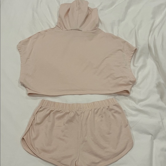 Pink cropped two piece set (tshirt hoodie + shorts) - Picture 2 of 7